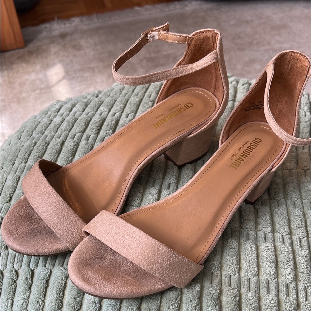 Cushionaire Women's Tan Block Heel Sandals 9W